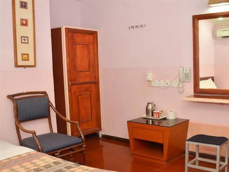 J &J Hotel Kota Kinabalu Extérieur photo